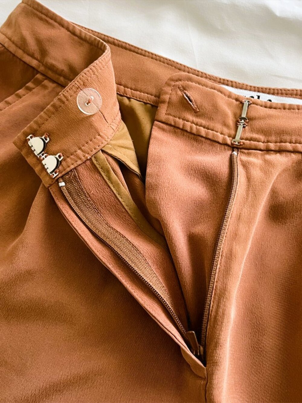 Tibi New York 100% Silk Pleated Front Tailored Shorts Brown / Caramel Size 2 - Picture 4 of 7